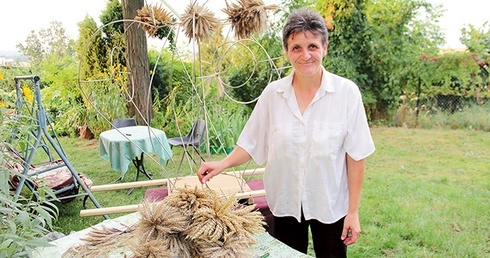 Iwona Olszewska do pracy użyła zbóż z ełganowskich pól.