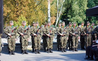 ▲	W Żyrardowie asystę honorową pełnił 37 Sochaczewski Dywizjon Rakietowy Obrony Powietrznej.