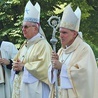 Bp Krzysztof Nitkiewicz, abp Stanisław Budzik i kustosz świątyni ks. Jerzy Ważny z księgą łask.