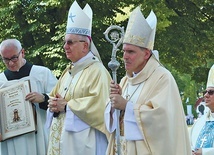Bp Krzysztof Nitkiewicz, abp Stanisław Budzik i kustosz świątyni ks. Jerzy Ważny z księgą łask.