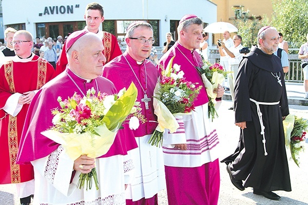 Od lewej biskupi: Piotr Greger, Martin David, Roman Pindel i Tadeusz Zbigniew Kusy podczas procesji w Cieszynie.