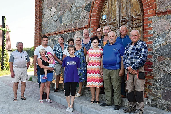 Część osób zaangażowanych w budowę nowego chodnika i schodów.