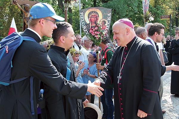 Biskup Piotr Greger witał wszystkich u celu w czwartek 29 sierpnia.