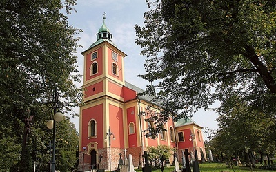 Kościół parafialny skrywający największy w wiejskich wspólnotach Polski obraz Maryi.