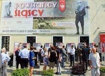 ▲	Otwarcie ekspozycji przed budynkiem Archiwum Państwowego w Opolu.