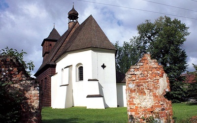 Kościół w Ostropie (zdjęcie na górze) to jedno z najstarszych i najciekawszych miejsc kultu na Górnym Śląsku.