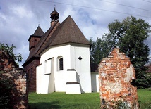 Kościół w Ostropie (zdjęcie na górze) to jedno z najstarszych i najciekawszych miejsc kultu na Górnym Śląsku.