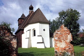 Kościół w Ostropie (zdjęcie na górze) to jedno z najstarszych i najciekawszych miejsc kultu na Górnym Śląsku.