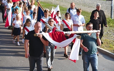 Uczestnicy uroczystości nieśli brzozowy krzyż.