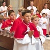 ▲	Chłopcy w komżach oraz „kieckach i kraglach” wypełnili 30 sierpnia pierwszy kościół archidiecezji.