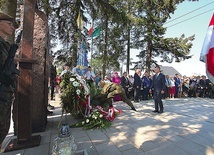 ▲	Wszyscy przeszli pod pomnik upamiętniający zamordowanych przez Niemców celników, kolejarzy i ich rodziny.