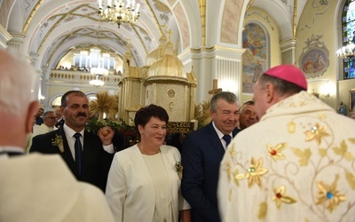  W procesji z darami niesiono żniwny wieniec przedstawiający luszowicki kościół.