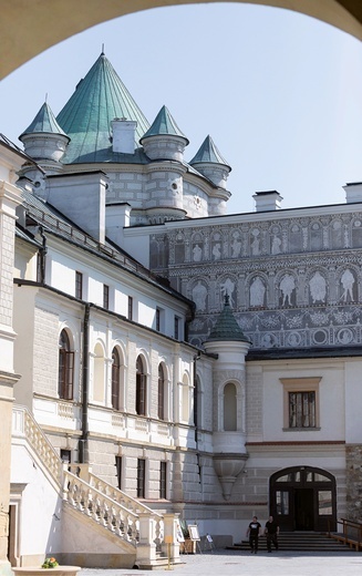 Dziedziniec zamku w Krasiczynie, gdzie po raz drugi odbyło się spotkanie młodzieży z Polski i Węgier.