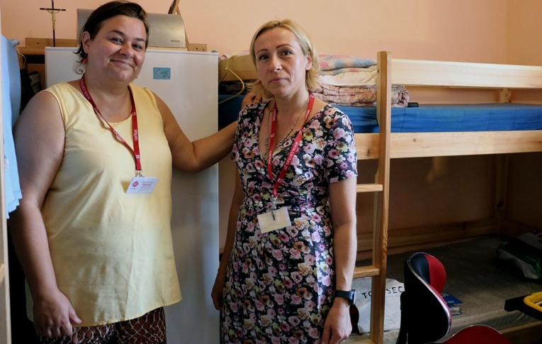 Dagmara Kornacka (z lewej) i Anna Widerska w noclegowni dla bezdomnych.
