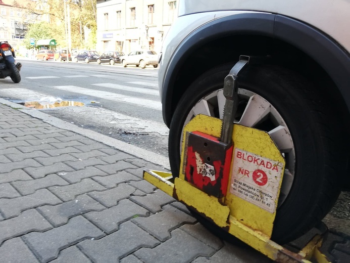 Chorzów doświetli przejścia dla pieszych. Strażnicy na razie będą upominać za parkowanie obok przejść i skrzyżowań