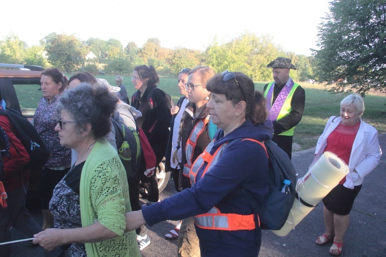 Pieszo i na wózkach - do Matki