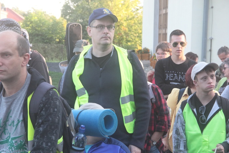 Pieszo i na wózkach - do Matki