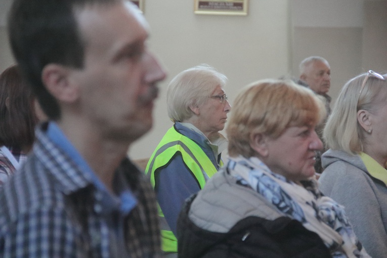 Pieszo i na wózkach - do Matki