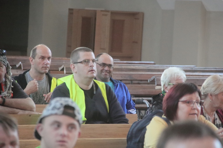 Pieszo i na wózkach - do Matki