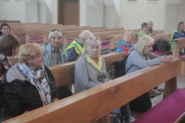 Pieszo i na wózkach - do Matki