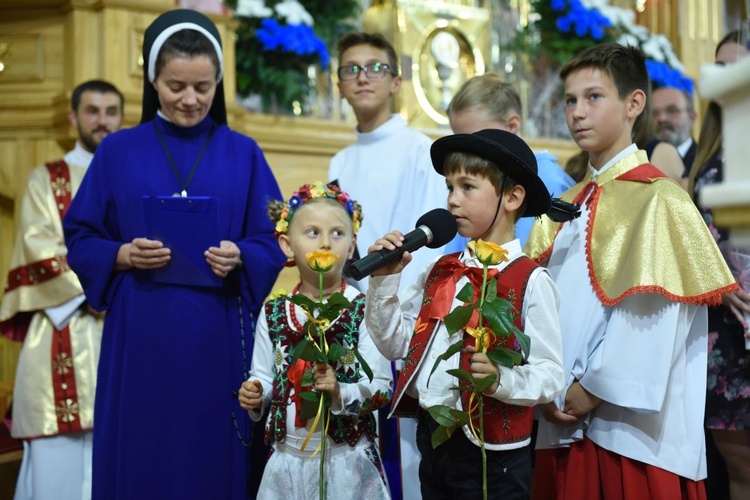 - Od przedskolaków milion buziaków - mówili najmłodsi parafianie z Tylicza.