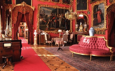 Salon czerwony w pałacu w Kozłówce jest jednym z reprezentacyjnych miejsc muzeum.