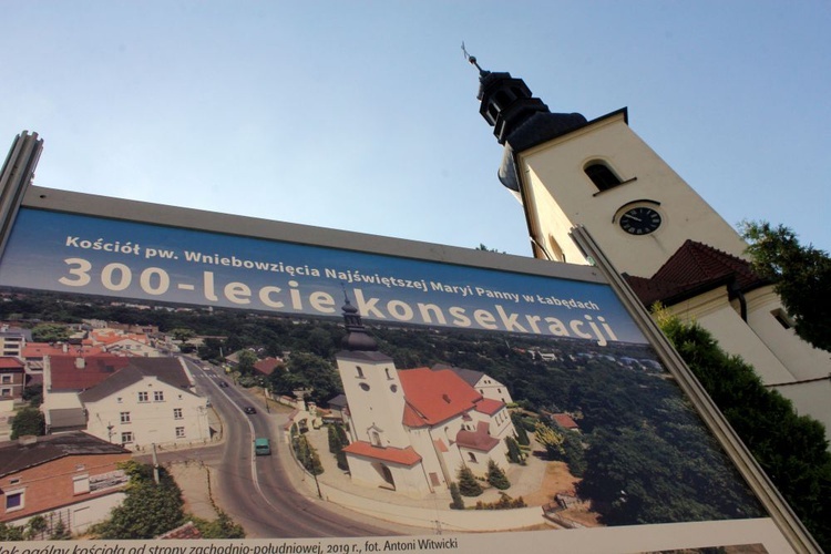 Wystawa przy kościele w Łabędach  