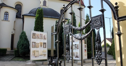Wystawa przy kościele w Łabędach  