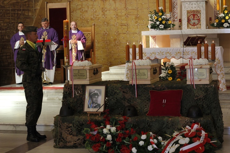 Msza pogrzebowa za duszę mjr. Kozubowskiego i dwóch nieznanych żołnierzy odbyła się w kościele św. Wawrzyńca w Sochaczewie.