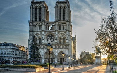 Trwa usuwanie szkód po pożarze Notre Dame
