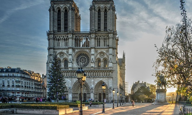 Trwa usuwanie szkód po pożarze Notre Dame