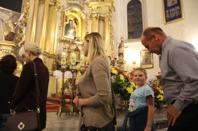 Młodzież u Matki Bożej Zawadzkiej