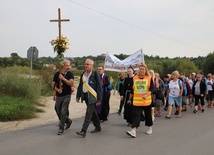 Pątnicy w drodze do Sulisławic