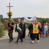 Pątnicy w drodze do Sulisławic