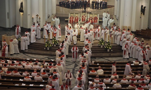 Katowice. Kapłański dzień wspólnoty w katedrze Chrystusa Króla. "Jesteśmy potrzebni, potrzebna jest Ewangelia"