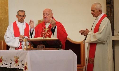 Od lewej: ks. Tomasz Gorczyński, bp Piotr Greger i ks. Franciszek Płonka.