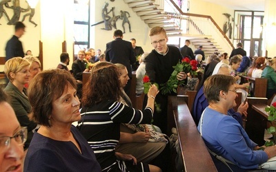 Każdy katecheta otrzymał czerwoną różę.