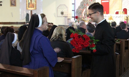 Każdy katecheta otrzymał czerwoną różę.