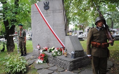 Stalowa Wola, cmentarz wojenny. Hołd żołnierzom września 1939 roku.