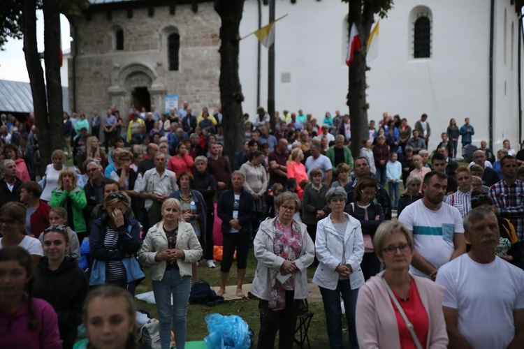 Wieczorna modlitwa w sanktuarium w Sulisławicach