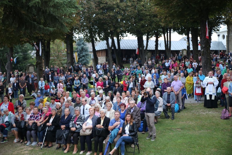 Wieczorna modlitwa w sanktuarium w Sulisławicach