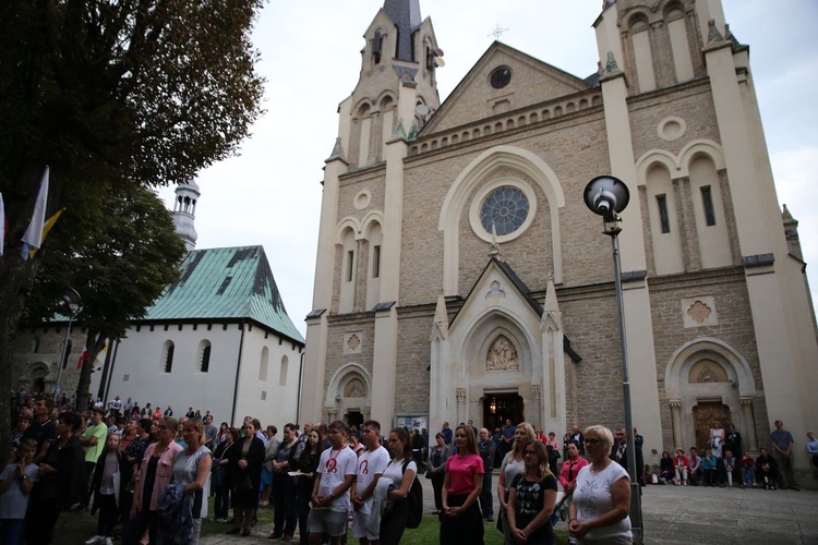 Wieczorna modlitwa w sanktuarium w Sulisławicach