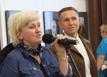  Elżbieta Raczkowska, kurator wystawy, i Łukasz Wykrota, autor zdjęć.
