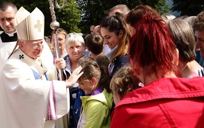 Abp Jędraszewski: Małżeństwa są dla Kościoła przypomnieniem tego, co dokonało się na krzyżu