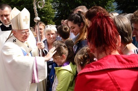 Abp Jędraszewski: Małżeństwa są dla Kościoła przypomnieniem tego, co dokonało się na krzyżu