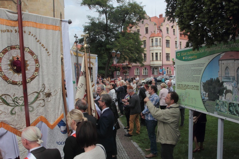 Odpust z św. Michałem Archaniołem w tle