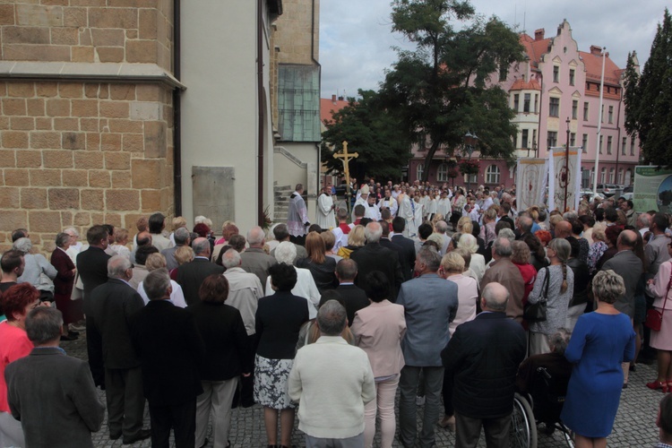 Odpust z św. Michałem Archaniołem w tle