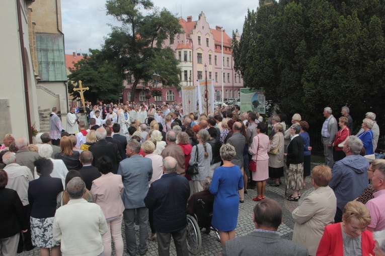 Odpust z św. Michałem Archaniołem w tle