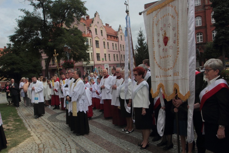 Odpust z św. Michałem Archaniołem w tle