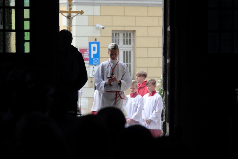 Odpust z św. Michałem Archaniołem w tle